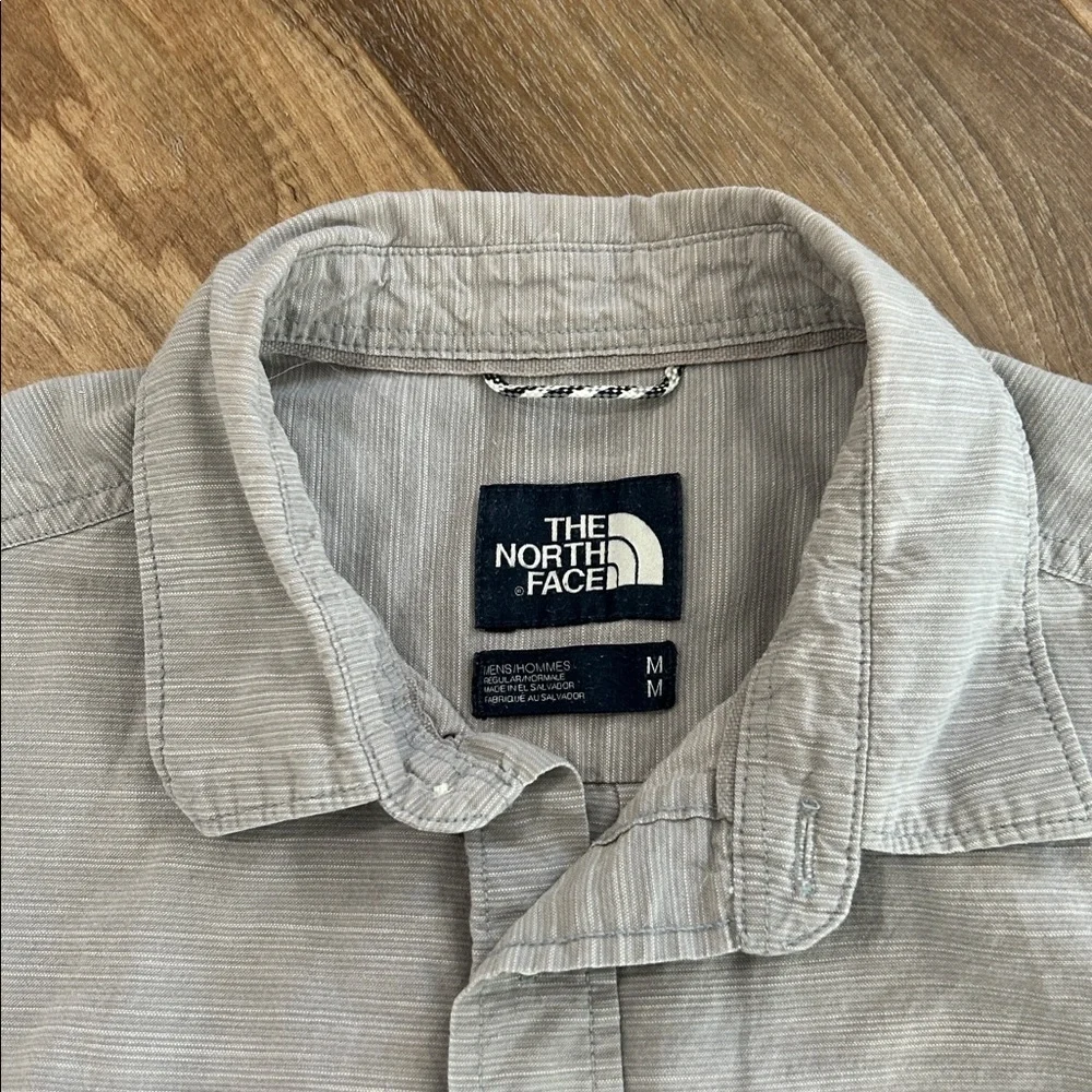 The North Face Mens Button Up Shirt Sz M Short Sleeve Gray light striped Shirt